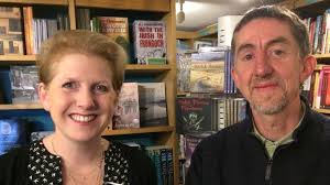 Apêl awdures amlwg i bobl gefnogi siopau'r stryd fawr