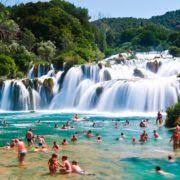 Es erwarten euch wasserfälle, die kaskadenartig durch die bewaldete landschaft fließen, versteckte pfade und kleine inselchen. Privater Krka Wasserfalle Ausflug Ab Makarska Kroatien Urlaub Urlaub Kroatien Urlaub Ausflug