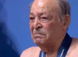 100-åringen från Iran i tårar efter dyket på sim-VM