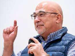 Gentle Authority' — Powell principal receives award during Southside glow  party