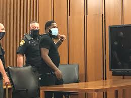 Do czerwca 2011 stoczył 22 pojedynki, wszystkie wygrywając. Ex World Champion Boxer Adrien Broner Sentenced To 7 Days In Cuyahoga County Jail For Violating Probation In Sexual Assault Case Cleveland Com