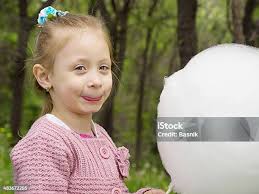 Foto de Cotton Candy Comer e mais fotos de stock de Algodão-doce