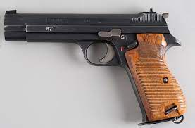 Efter en ceremoni i februar vil de første skydeinstruktører i forsvaret få udleveret den nye pistol. Sig P210 Wikipedia