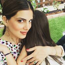 Μπορείς να καλέσεις τον γιατρό; Stamatina Tsimtsilh Fwtografies Apo To Prwto Kalokairi Me Ta Tria Ths Paidia Sto Spiti Womenonly Gr Spiti