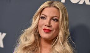 22 Unexpected Celebrities Who Found Joy In Raising Chickens (And Other  Animals) Right In Their Backyards