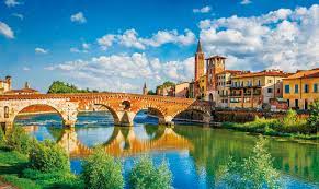 It is the largest city municipality in the region and the second largest in northeast italy. Verona Sehenswurdigkeiten Gardasee