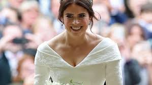 Dass der hochzeit der britischen prinzessin eugenie (28) nicht ganz so viel interesse entgegengebracht wird wie der ihres cousins prinz harry (34) mit meghan markle (37), überrascht nicht. Prinzessin Eugenie Zeigt Bei Ihrer Hochzeit Ihre Rucken Narbe Und Macht Anderen Mut