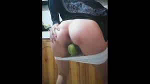 Esposa musulmana se masturba con pepino y luego cocina ensalada para el  papá del marido con sabor a su coño