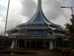 Ianya adalah hasil sentuhan kreatif anak tempatan sarawak yang mana telah mula digunapakai pada hari pengisytiharan bandaraya iaitu 1 ogos 1988. Council Hall Kutching Sarawak Malaysia Sarawak Around The Worlds Eiffel Tower