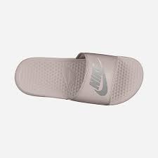 Claquettes Femme Benassi Just Do It Nike Intersport Ces tongs et claquettes pour hommes vous permettent, en plus, grâce à la qualité de leurs finitions, d'avoir un style de sportif. claquettes femme benassi just do it nike