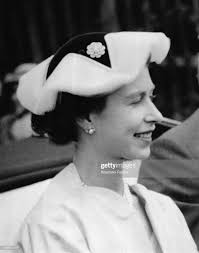 Portrait De La Reine Elisabeth Venue Assister Aux Courses Hippiques Young Queen Elizabeth Her Majesty The Queen Elizabeth Ii
