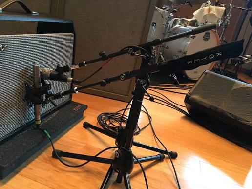 Electric guitar capture through a speaker cabinet