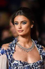 Taylor hill) (مواليد 5 آذار 1996 في بلاتين، إلينوي) عارضة أزياء أمريكية وملاك فيكتوريا سيكريت حالية منذ العام 2015. Ø¹Ù‚Ø¯ ØªØ§ÙŠÙ„ÙˆØ± Ù‡ÙŠÙ„ Ø³Ø±Ù‚ Ø§Ù„Ø£Ø¶ÙˆØ§Ø¡ Ù…Ù†Ù‡Ø§ ÙÙŠ Ù…Ù‡Ø±Ø¬Ø§Ù† ÙƒØ§Ù† Ø§Ù„Ù†Ù‡Ø§Ø±