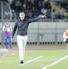 وتوجه باتريس كارتيرون، المدير الفني للزمالك نحو غرفة الحكام بين شوطي المباراة وتعدي لفظياً على أمين عمر، امام مرأي ومسمع الجميع، قبل تدخل البعض لإنهاء الموقف. ÙƒØ§Ø±ØªÙŠØ±ÙˆÙ† Ø±Ø§Ø¨Ø¹ Ù…Ø¯Ø±Ø¨ ÙŠØªÙˆÙ„Ù‰ ØªØ¯Ø±ÙŠØ¨ Ø§Ù„Ø£Ù‡Ù„ÙŠ ÙˆØ§Ù„Ø²Ù…Ø§Ù„Ùƒ