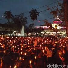 Detik 12 malam (2019) episod 2. Detikcom On Twitter Prihatin Kondisi Indonesia Warga Bandung Nyalakan Lilin Di Depan Gedung Sate Https T Co Pvnbfw7z3a Https T Co Awc2fesg1n Twitter