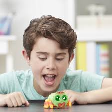 Voice activated backpackable spider high-quality toy