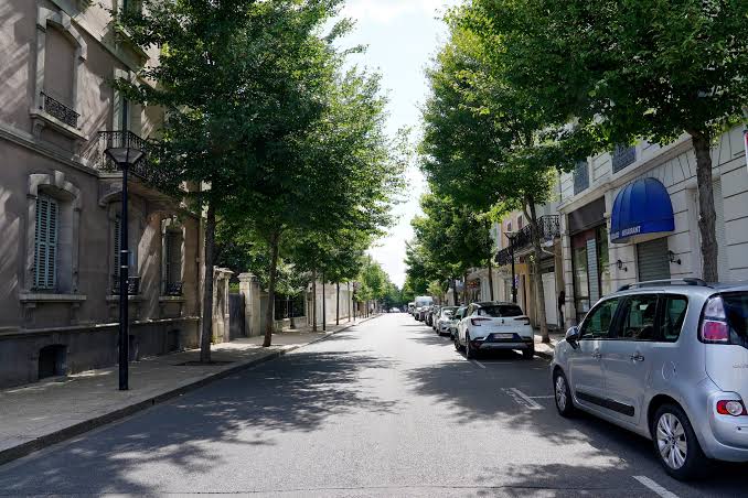 Rue calme du quartier thermal de Vichy en fin de journée