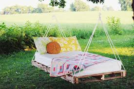 View in gallery for the sake of symmetry and natural beauty, install two hanging beds. How To Make Pallet Hanging Bed Diy Crafts Handimania