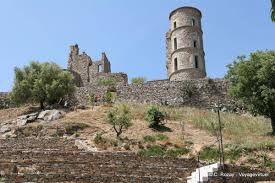 Es sind viel mehr unbekanntere ortschaften wie das kleine feriendorf port grimaud, das mit seiner mischung aus kanälen und brücken an die italienische stadt venedig erinnert. Grimaud Freilufttheater Und Die Burg Des Grafen Senard Frankreich