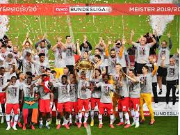Red bull salzburg verpasst das fünfte double in folge. Red Bull Salzburg Mateschitz Bei Meisterfeier Nach 5 2 Uber Sturm Graz Sn At