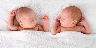 Perkembangan bayi dalam kandungan 5 bulan. Bagaimana Cara Mengetahui Jika Bayi Kembar Anda Identik Hello Sehat