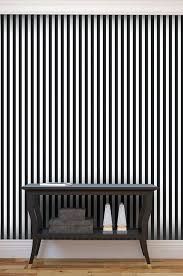Ce papier peint créera une ambiance harmonieuse et stylée dans votre pièce. Papier Peint Rayures Fines Noir Papier Peint Rayures Papier Peint Chambre A Coucher Papier Peint