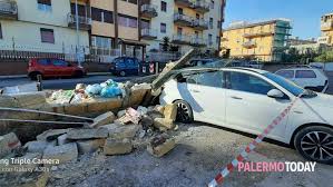 E' arrivata la nuova app ufficiale di palermotoday! Operaio Rap Sbaglia Manovra Con L Escavatore E Sfonda Un Muro Danneggiate 5 Auto