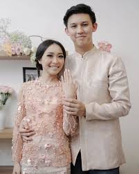 Paling top!!paling laris!televon wa 085777703655 toko samara distro jual baju pasangan tunangan di kota spesial couple ini buat yang udah punya pasangan,buat yang ingin tunangan. 12 Inspirasi Kebaya Couple Buat Tunangan Serasi Memesona