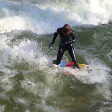 Munich Germany Munchen Deutschland Englischer Garten Surfen Auf Der Eisbachwelle Munchen Deutschland Englischer Garten Surfen