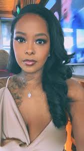 Hey y’all! I’m Danni. From St. Louis, been living here 15 years. I’m a  hairstylist & I own a women’s online clothing boutique 💕