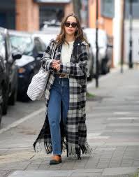 Jason momoa, 41, and emilia clarke, 34, are unforgettable as khal drogo and the khaleesi on season one of game of thrones! Emilia Clarke Casual Look In Trench Coat While Out For Shopping In London Full Hd Celebrity Pictures