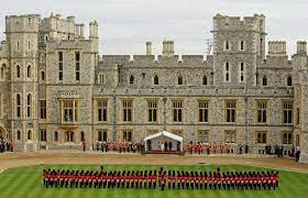 O castelo de windsor passou por diversas reformas desde sua construção, e isso refletiu na mescla de diversos estilos arquitetônicos hoje vistos em todo seu complexo. Castelo De Windsor Windsor Castle Londres Com Marilia Buckeridge