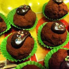 Il pandoro è il la ricetta del pandoro sfogliato è un'operazione assai laboriosa che prevede, come per la pasta sfoglia. Tartufi Di Pandoro Come Riciclare Il Pandoro Le Dolcezze Di Viky Youtube