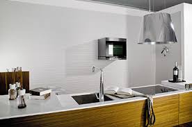Porcelanosa offers a wide product range including tile, kitchen and bathroom furniture showrooms, hardwood, mosaics, natural stone and countertop surfaces. Street El Nuevo Revestimiento Para Cocinas De Porcelanosa Construnario Com