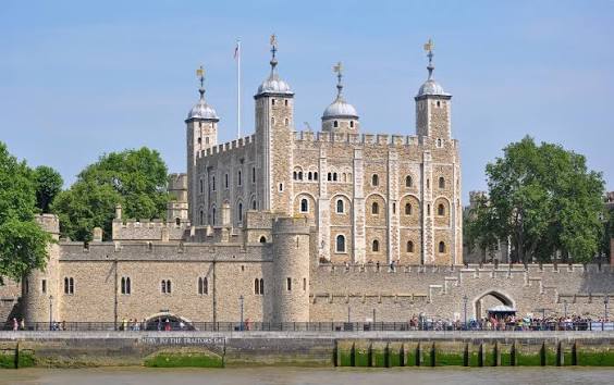 File:Tower of London viewed from the River Thames.jpg - Wikimedia Commons