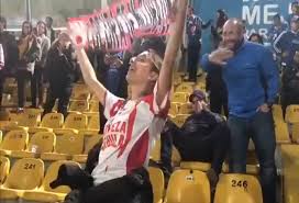 La fiscalía general de la nación reportó que quedaron en libertad, pero vinculados a investigación, los tres hinchas del atlético nacional señalados de, supuestamente, ser los autores de la brutal golpiza de la que fue víctima un hincha del santa fe, en medio del partido de fútbol celebrado en el estadio nemesio camacho el campín en bogotá. Hinchas De Santa Fe Son Atacados Verbalmente Por Aficionados De Millonarios Alerta Bogota