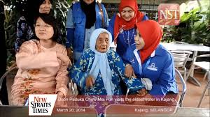 We can keep on datin 我们可以继续交往. Datin Paduka Chew Mei Fun Visits The Oldest Voter In Kajang Youtube