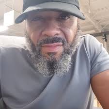 Ezell Shelton-Smith (@XtraHandsome)