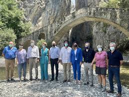 Αρχική σελίδα > αξιοθέατα > γρεβενά ιστορία στα 1961 τα γρεβενά σχηματίζουν το νεώτερο νομό της χώρας, συμπεριλαμβάνοντας την περιοχή της δεσκάτης και ένα μέρος από τα μαστοροχώρια του βόϊου. Sta Grebena Gia To Gewparko Oi Yfypoyrgoi Giwrgos Amyras Kai Sofia Zaxarakh