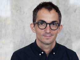 20 Best travel podcasts for long bus rides and boring layovers ⋆ Victor's  Travels