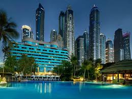 Das Le Meridien Mina Seyahi Beach Resort Marina Liegt Vor Der Palm Jumeirah Diese Lasst Sich Aus Dem Hotelinneren Bew Dubai Strand Strandhotel Ferienanlagen