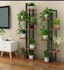 This bedroom tempers an abundance of toile wallpaper with a bed dressed and crowned in white fabrics. Pin By Mrnbckt On Jardineria House Plants Decor Plant Decor Indoor Garden Shelves