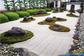 Les Pierres Le Gravier Et Le Sable S Averent Tout Aussi Magnifiques Que La Flore Et Le Feuil In 2020 Steingarten Steingarten Ideen Zen Garten