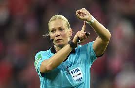 Die dfl hat am 14. Bayern Munchen Gegen Borussia Dortmund Bibiana Steinhaus Pfeift Den Supercup Ist Danach Schluss Fussball Stuttgarter Zeitung