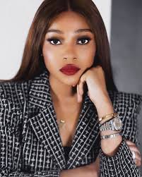 L'homme qui revenait du camp du Roi Saul apporta à David 2 choses : la  couronne et le bracelet du Roi Saul. Mais, il oublia une chose  importante... l'huile ! Beaucoup pense