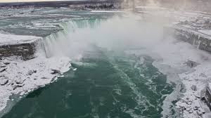 Cae A Las Cataratas Del Niagara Sobrevive Y Le Encuentran Sentado En Unas Rocas