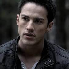 Pensez-vous que le traitement horrible réservé à Tyler Lockwood dans cette  série était également dû au racisme ou les scénaristes n'aimaient-ils tout  simplement pas le personnage/ne savaient pas quoi faire de lui ? :