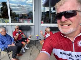 Fin främmande. Olle Larsson legendarisk sportchef på Västernorrlands  allehanda morsade på oss efter dagens fikatur. Tyvärr saknas idag ”riktiga”  sportjournalister i Öbacka. Olle tävlade själv på cykel under ungdomsåren i  Värmland. ”Utan