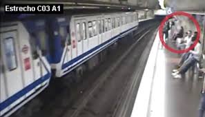 Se reportan personas atrapadas al interior. Video Una Chica Cae A La Via Del Metro De Madrid Por Mirar Su Movil