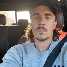 🚚 Food Truck à Vendre 🚚 Diesel (55,000$) * Inspection mécanique à Jour  (Oct 2024) * 3 Friteuses MJ 140 * Back bar 72'' * Hotte 72'' * Étagère NSF  * Système